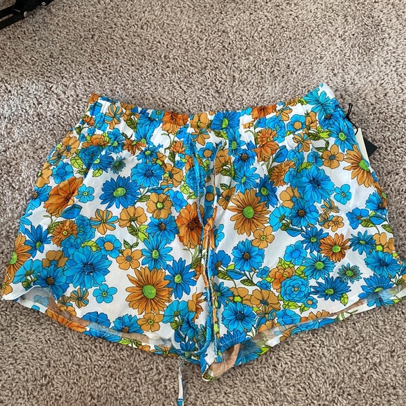 Forever 21 elastic waist shorts - Picture 2 of 3